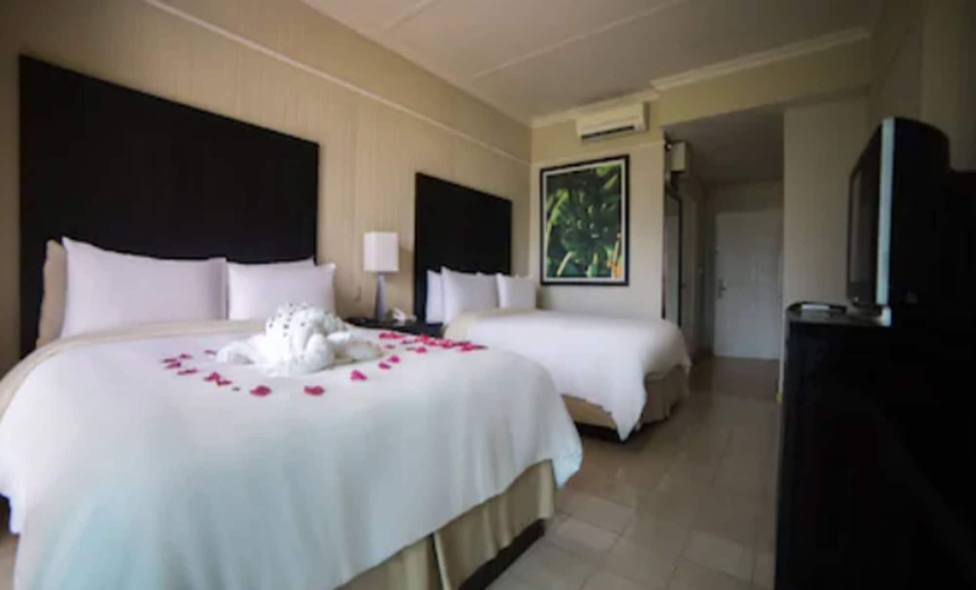 Playa Tortuga Hotel And Beach Resort بوكاس تاون المظهر الخارجي الصورة