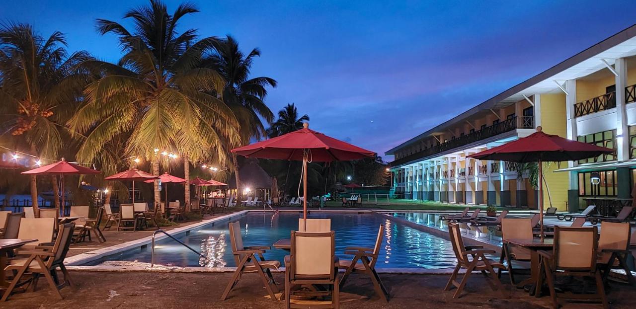 Playa Tortuga Hotel And Beach Resort بوكاس تاون المظهر الخارجي الصورة